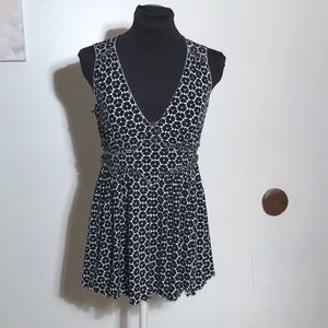 Max Studio woman’s vneck size m